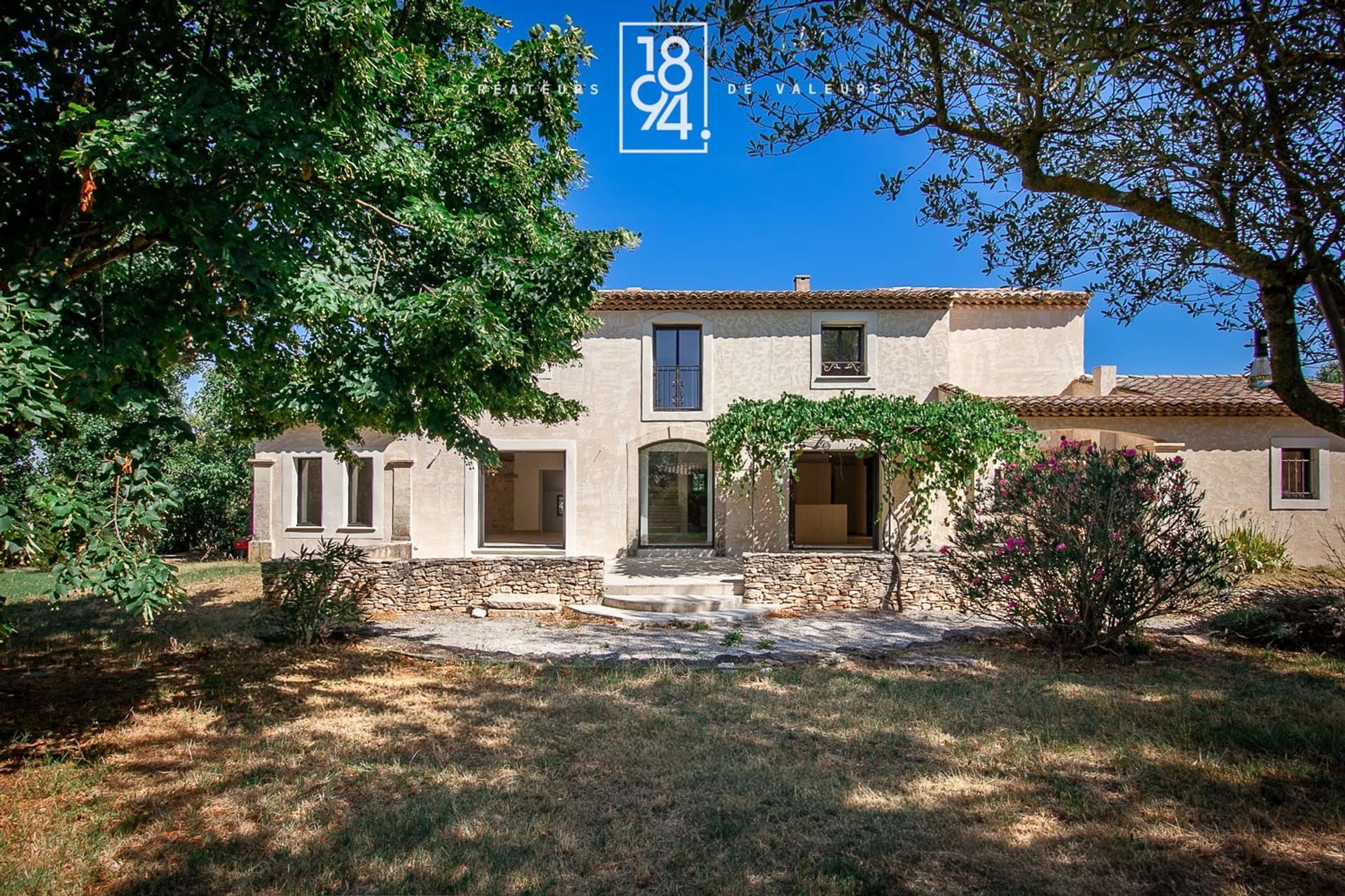 Bastide contemporaine avec dépendance, jardin et piscine à Pernes-les-Fontaines