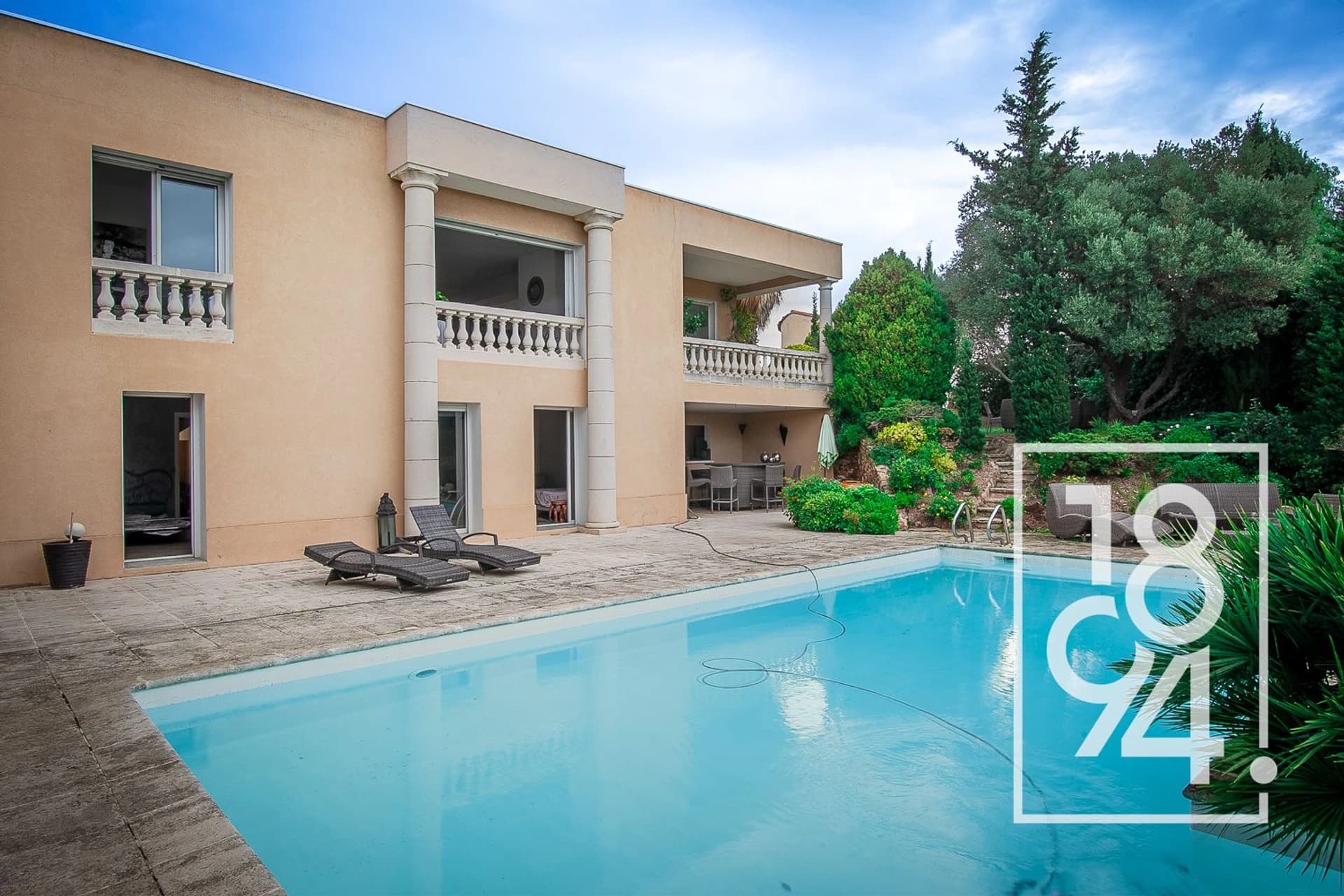 Villa traversante de 200 m² de type 6/7 avec vue mer, piscine et grand terrain