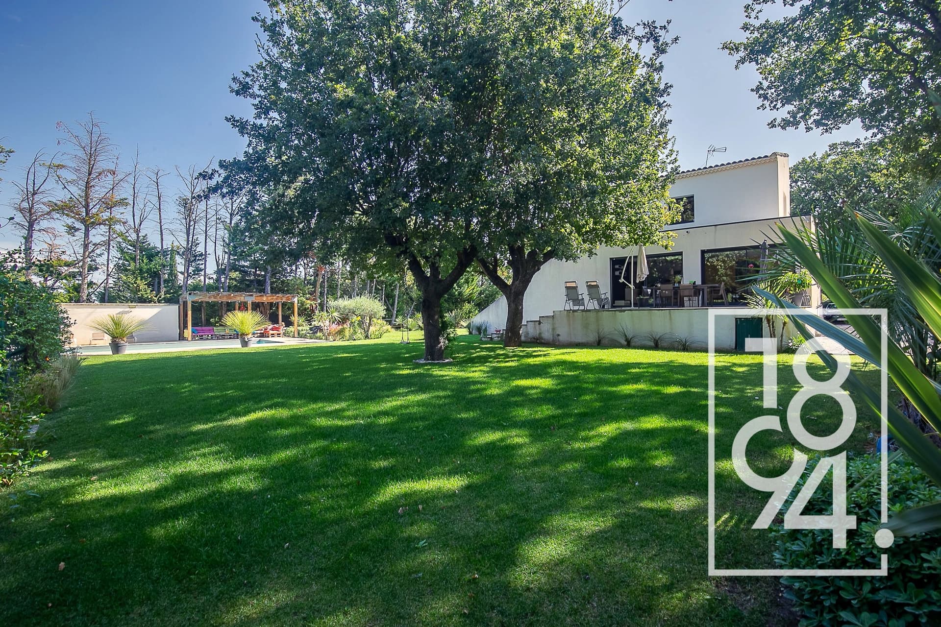 Maison 6/7 pièces de 215 m², terrain paysagé 3350 m², piscine, pool house, city stade